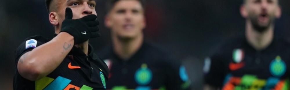  国际米兰客场惊险战平那不勒斯保住榜首