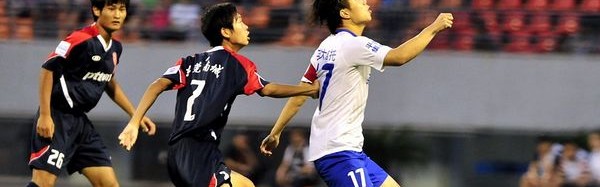  兰斯定位球战术显神威，头槌破门锁定胜局时刻