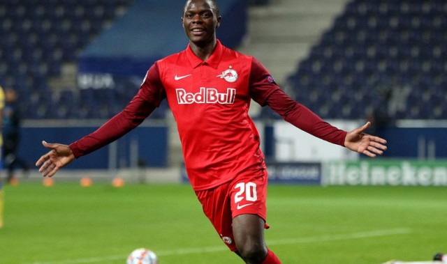  帕德博恩中场调度有序，攻防转换游刃有余