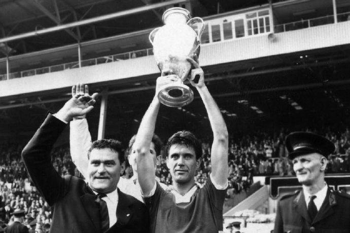  国际米兰功勋老臣离队，球迷泪洒告别仪式