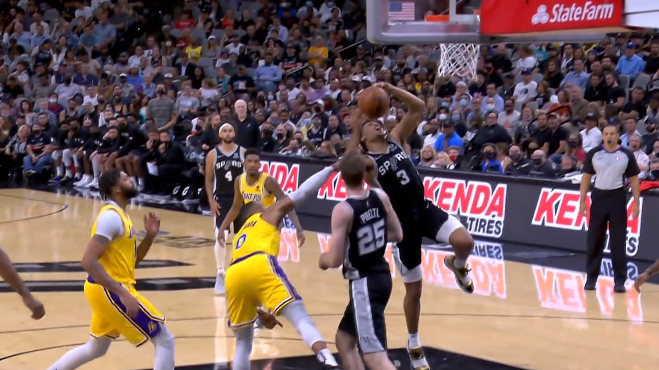  詹姆斯三双助湖人险胜马刺  