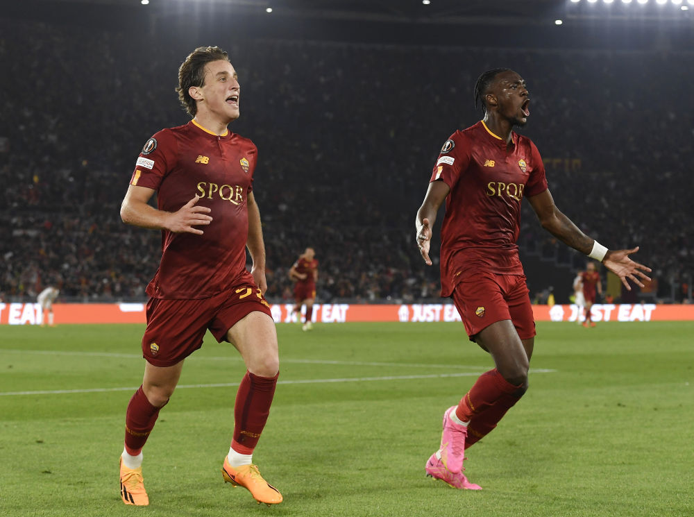  罗德里头球摆渡，利兹联读秒绝平维拉保级