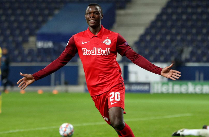  帕德博恩中场调度有序，攻防转换游刃有余